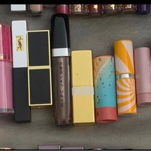 Bundle of 100 lipsticks